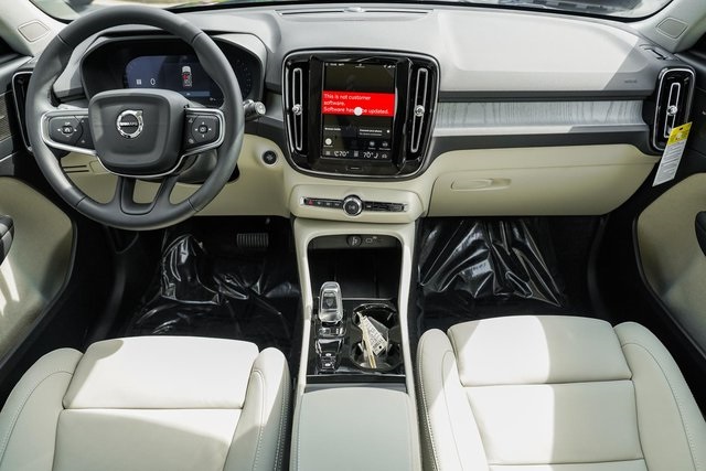 2026 Volvo XC40 AWD photo 17