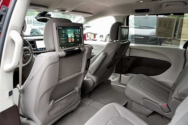 2021 Chrysler Pacifica Touring photo 17