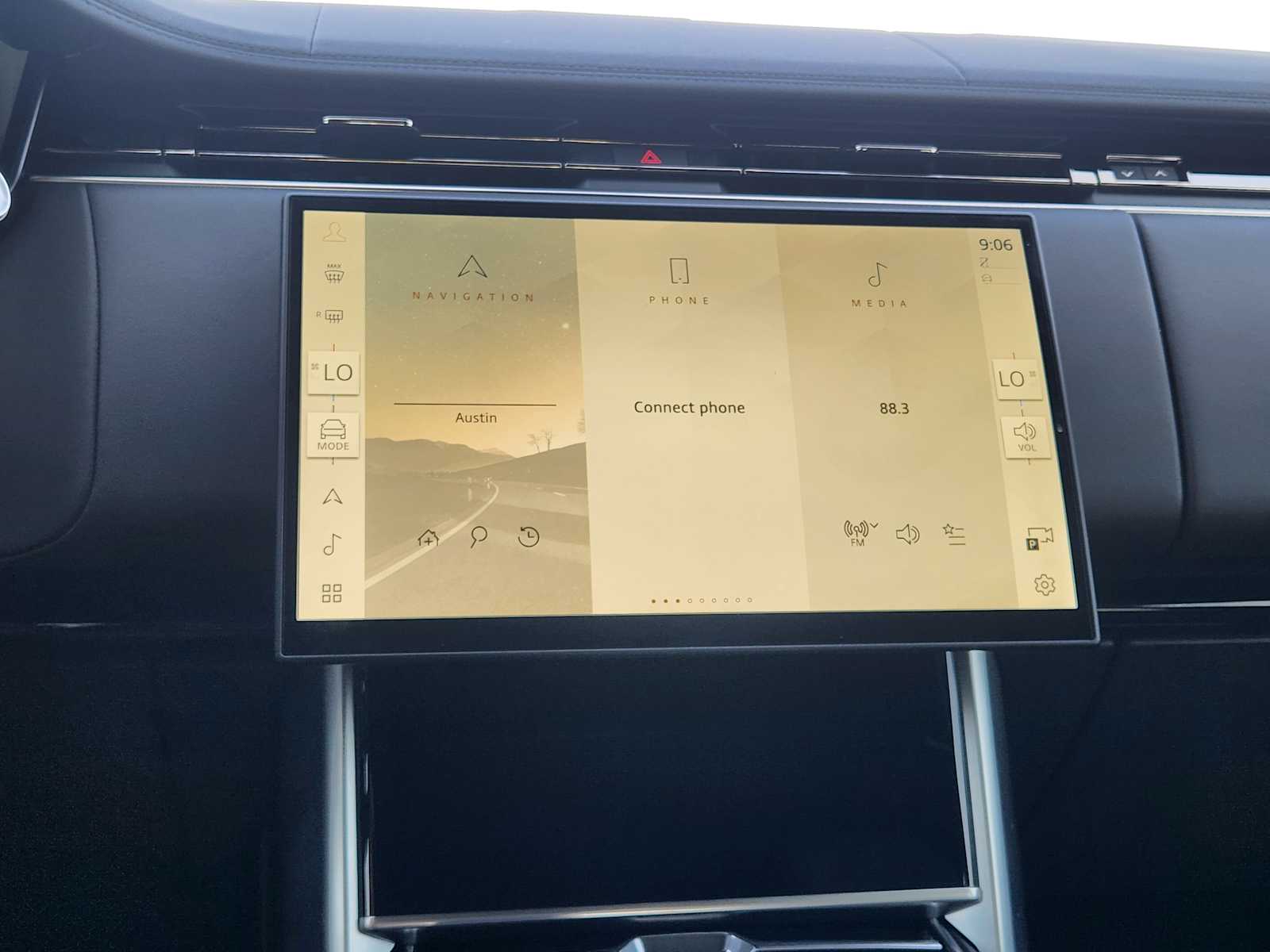 2025 Land Rover Range Rover SE photo 14