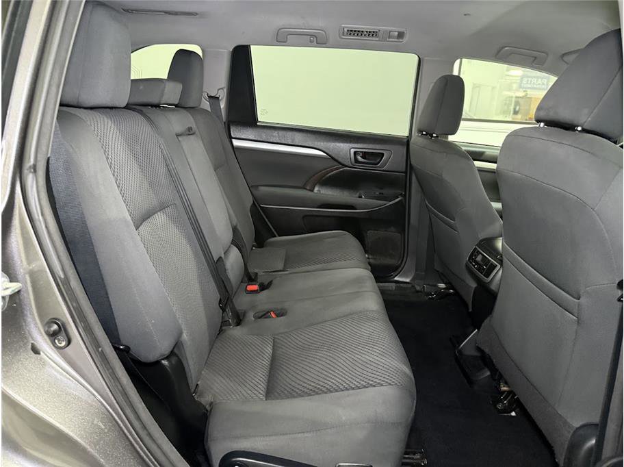2018 Toyota Highlander LE Sport photo 25
