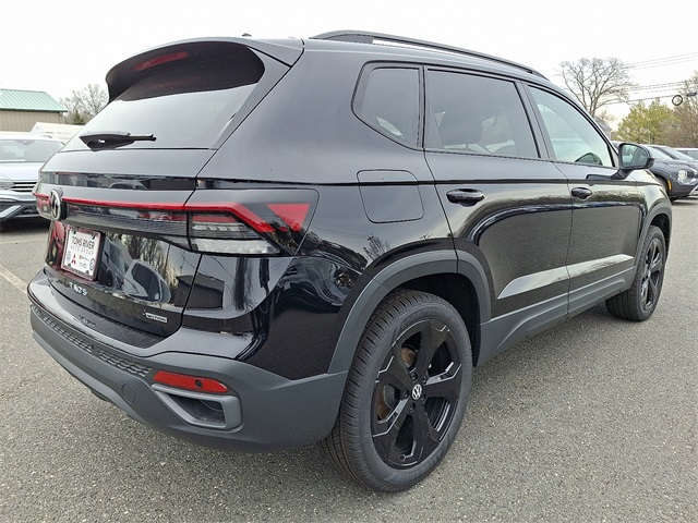 2025 Volkswagen Taos SE photo 4