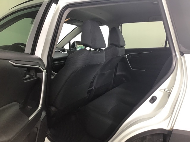 2021 Toyota RAV4 LE photo 18