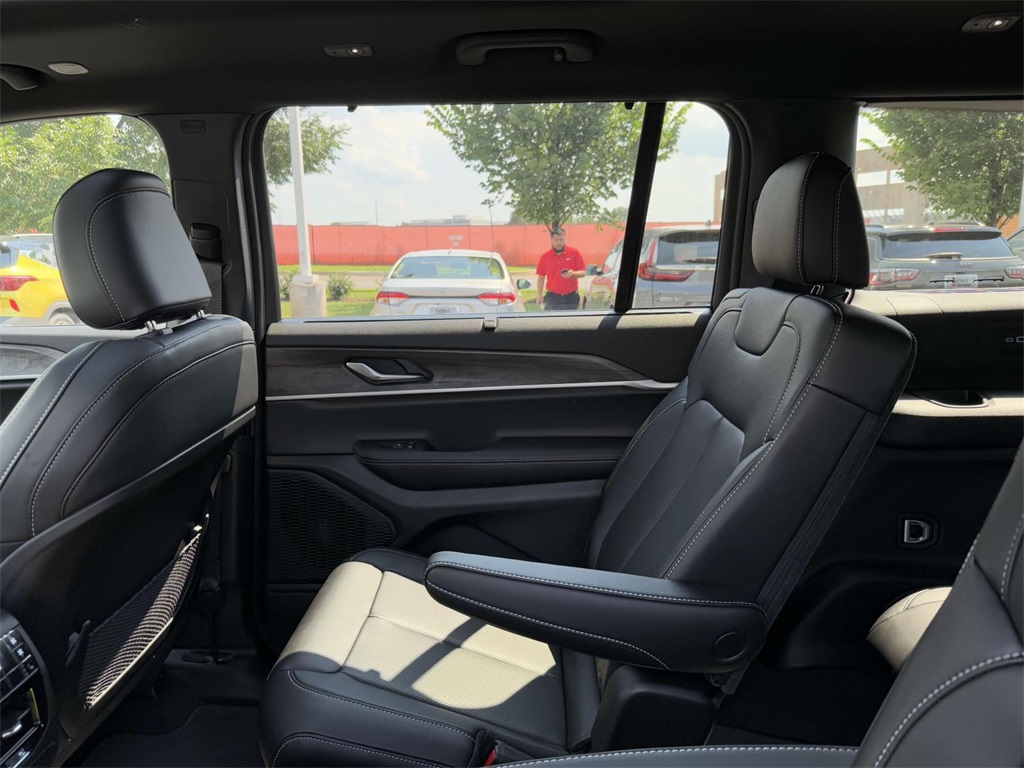 2025 Jeep Grand Cherokee Limited photo 17