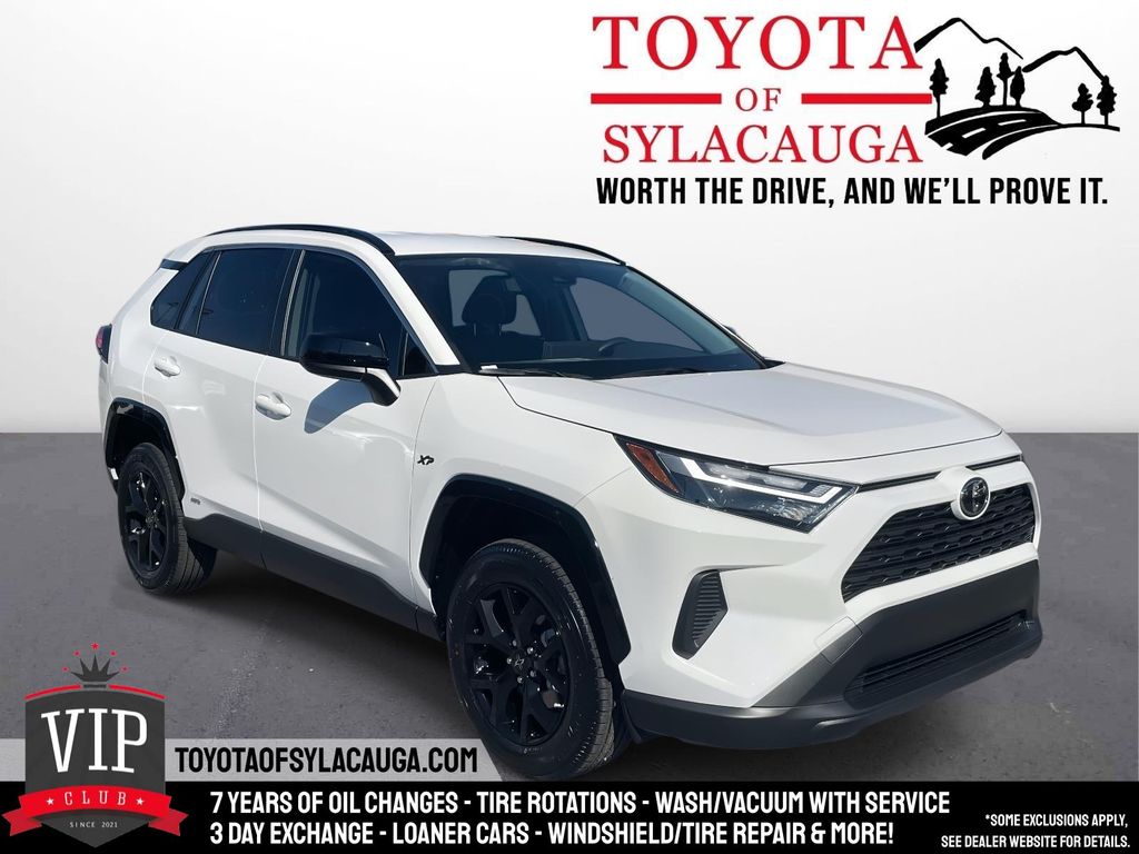 2025 Toyota RAV4 LE's photo