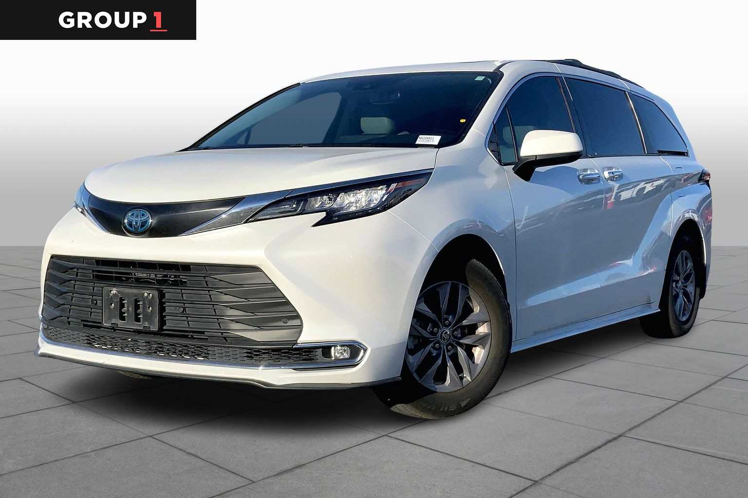 2022 Toyota Sienna XLE's photo