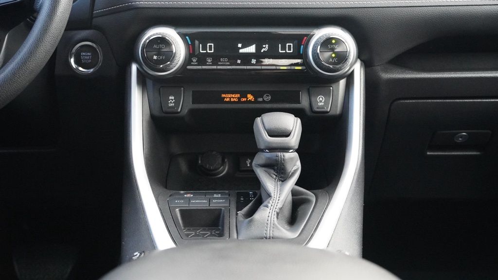 2022 Toyota RAV4 XLE photo 28