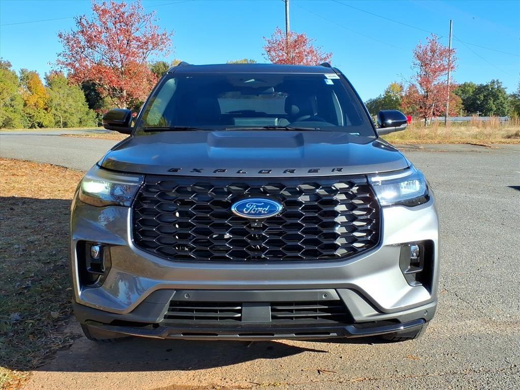 2026 Ford Explorer ST-Line photo 2