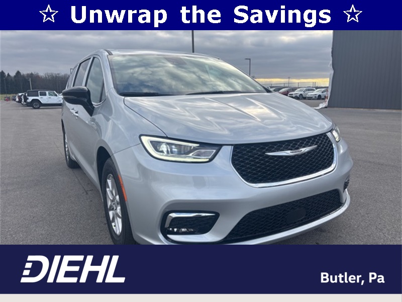 2026 Chrysler Pacifica Select's photo