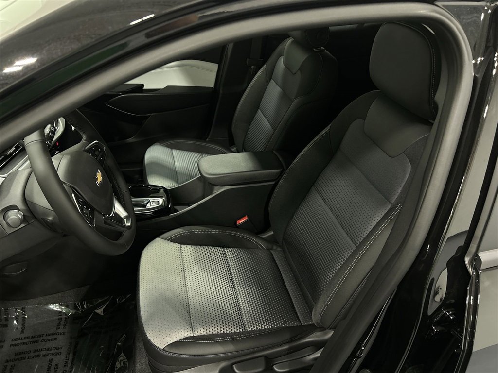 2025 Chevrolet Trax LT photo 13
