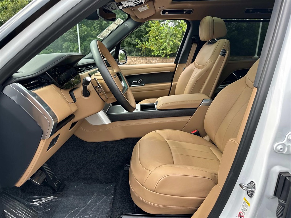 2025 Land Rover Range Rover SE photo 3