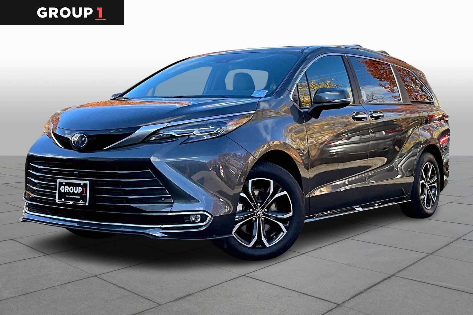 2025 Toyota Sienna Platinum's photo