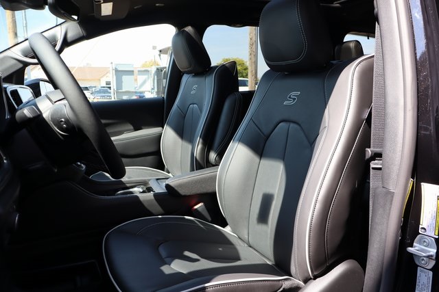 2026 Chrysler Pacifica Limited S Appearance photo 9