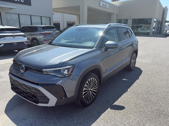 2025 Volkswagen Taos SE photo 3