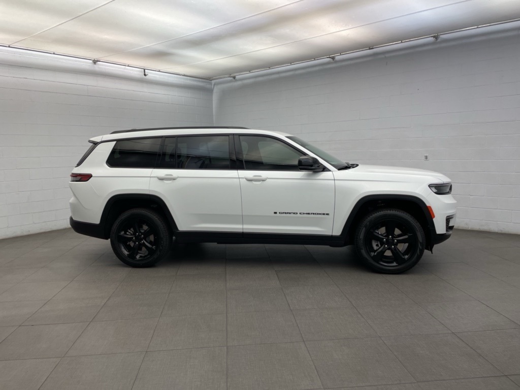 2025 Jeep Grand Cherokee Limited photo 2