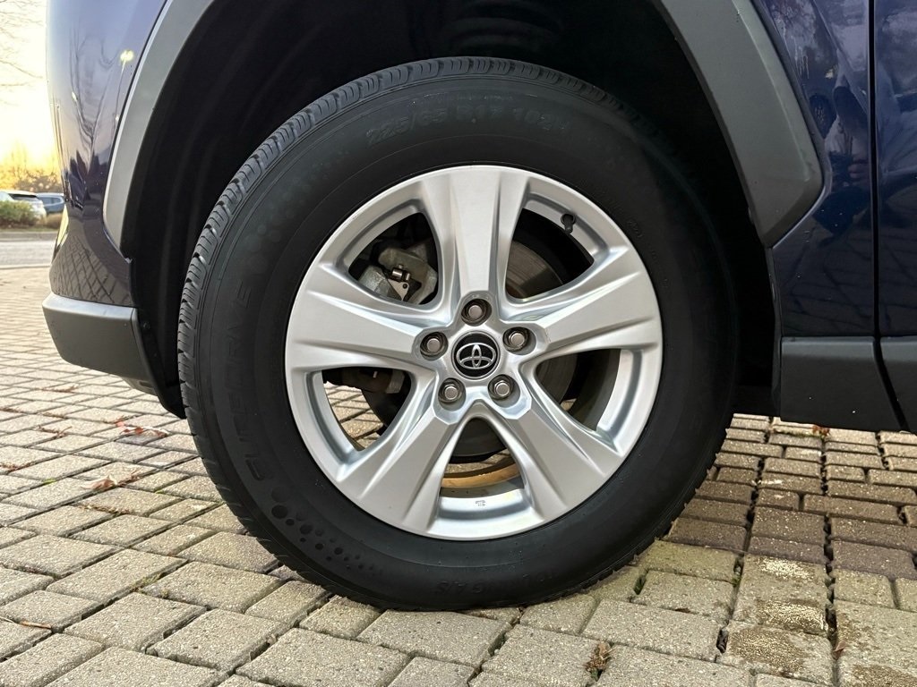 2021 Toyota RAV4 XLE photo 7