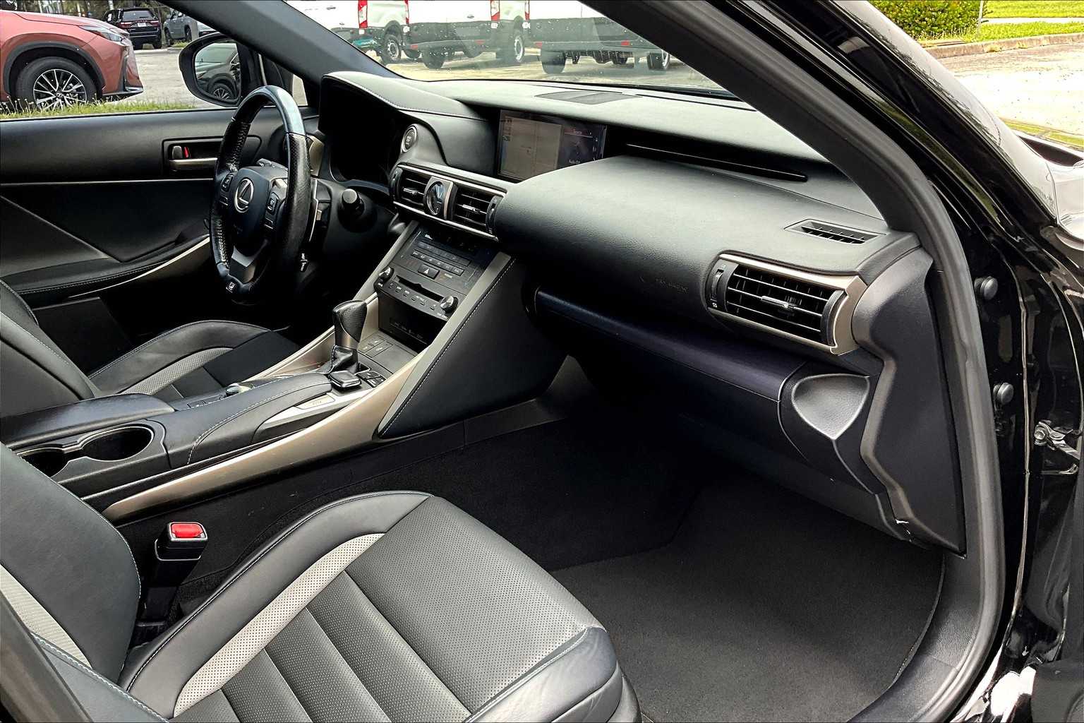 2020 Lexus IS 300 F SPORT photo 17