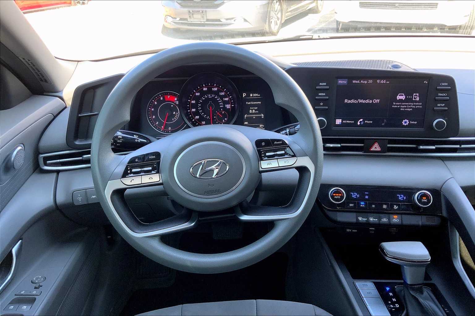 2023 Hyundai Elantra SEL photo 5