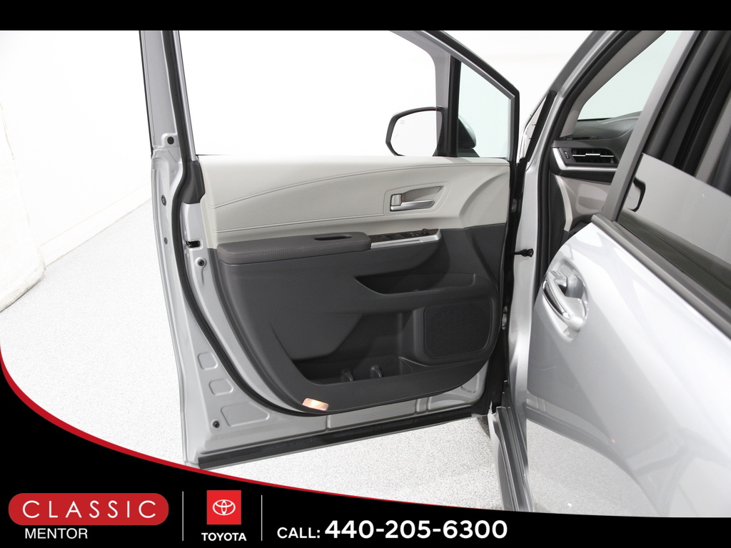 2023 Toyota Sienna XLE photo 4