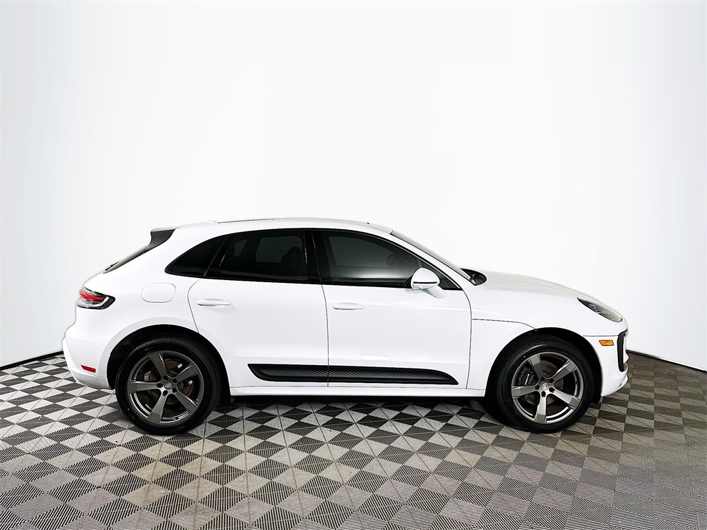 2024 Porsche Macan T photo 4