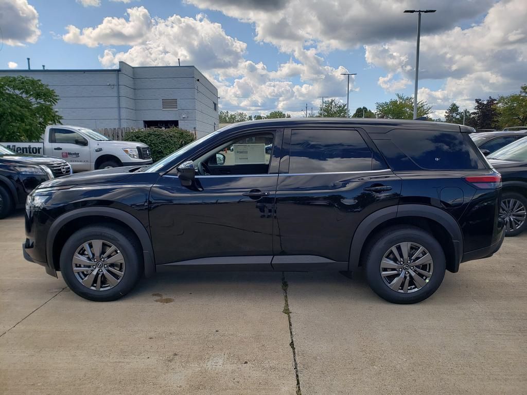 2025 Nissan Pathfinder S photo 3