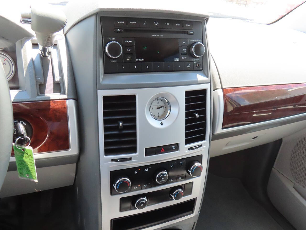 2009 Chrysler Town & Country Touring photo 17