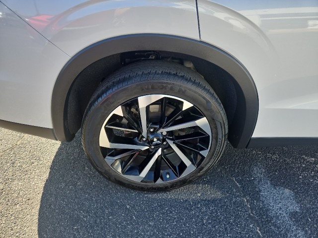 Used 2022 White Diamond Mitsubishi SE image 6