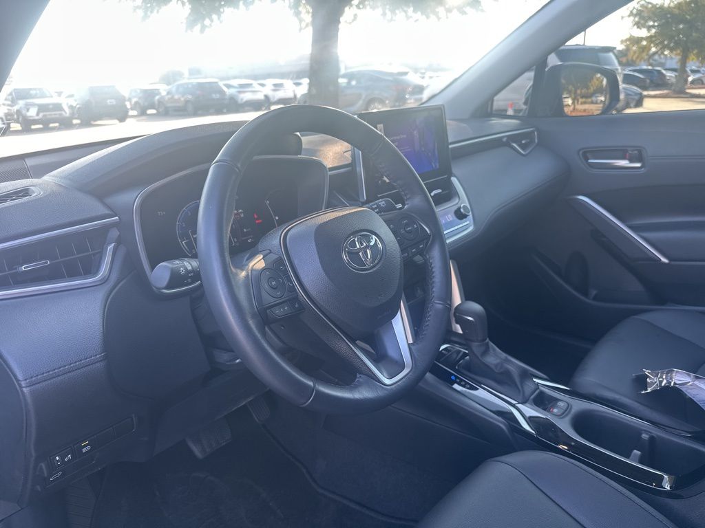 2023 Toyota Corolla Cross XLE photo 2
