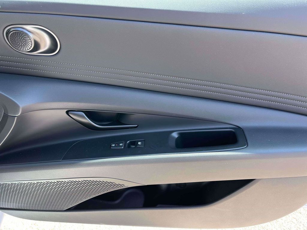2025 Hyundai Elantra SEL Sport photo 4