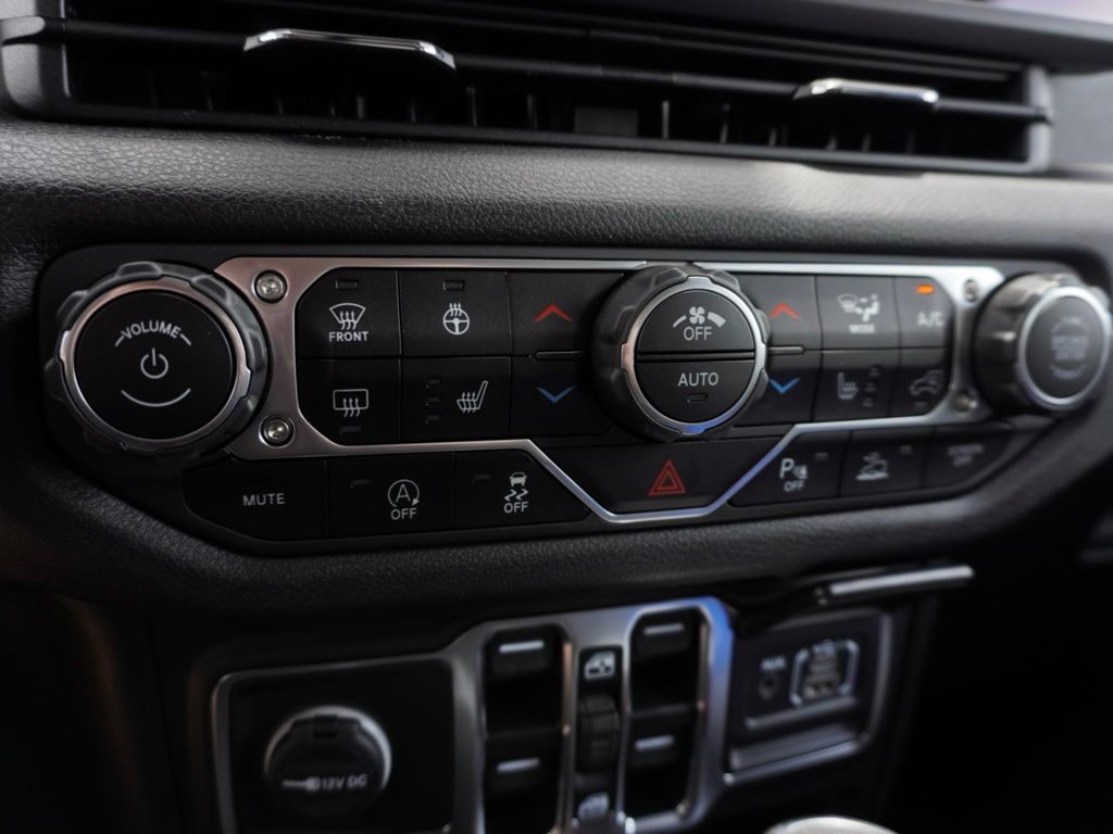 New 2024 Black Clear-Coat Exterior Paint Jeep 4-Door Sport S image 15