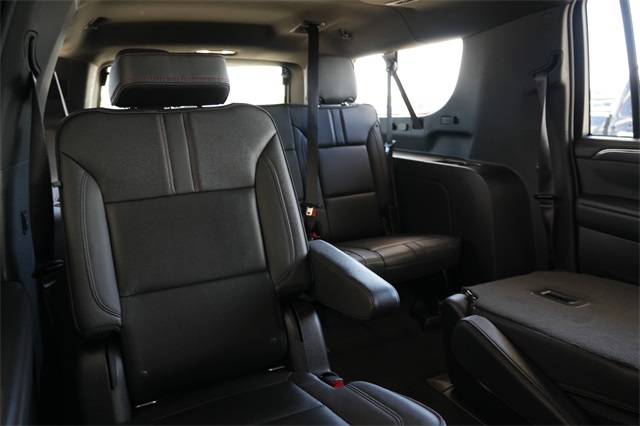 2022 Chevrolet Suburban RST photo 19