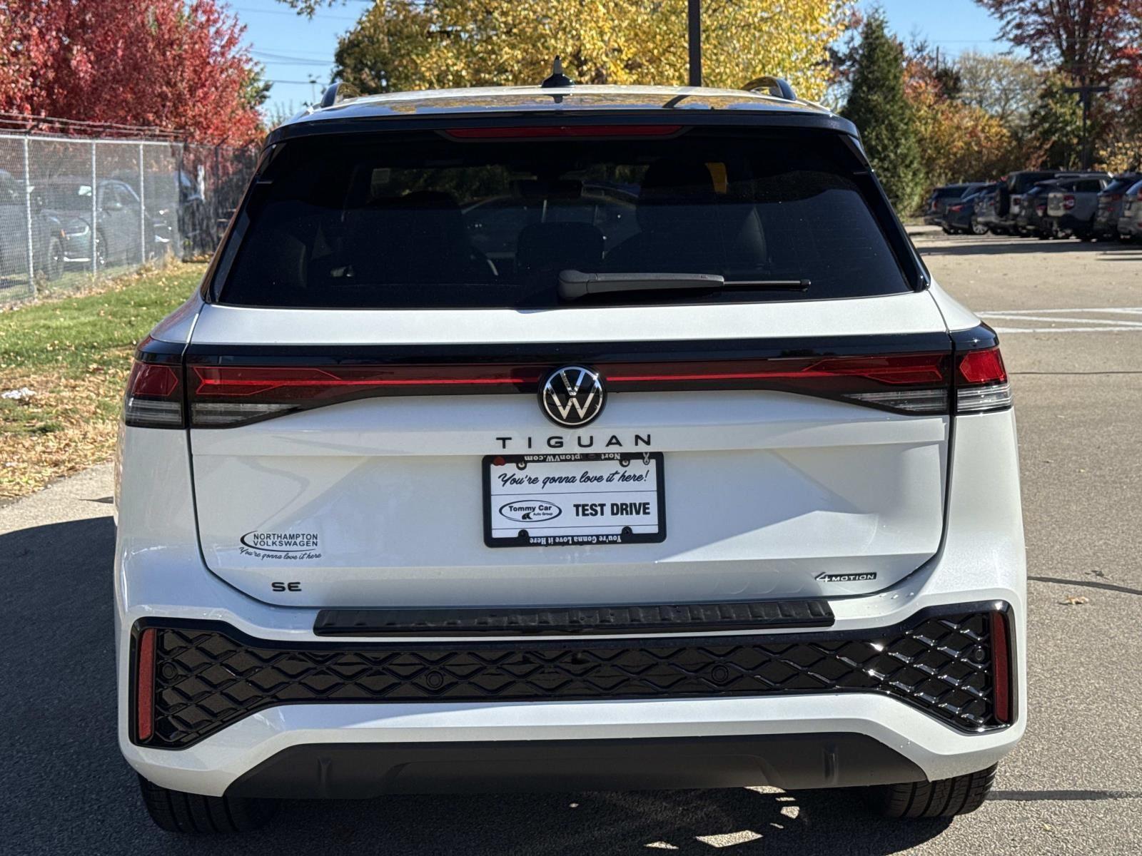 2025 Volkswagen Tiguan SE R-Line Black photo 4