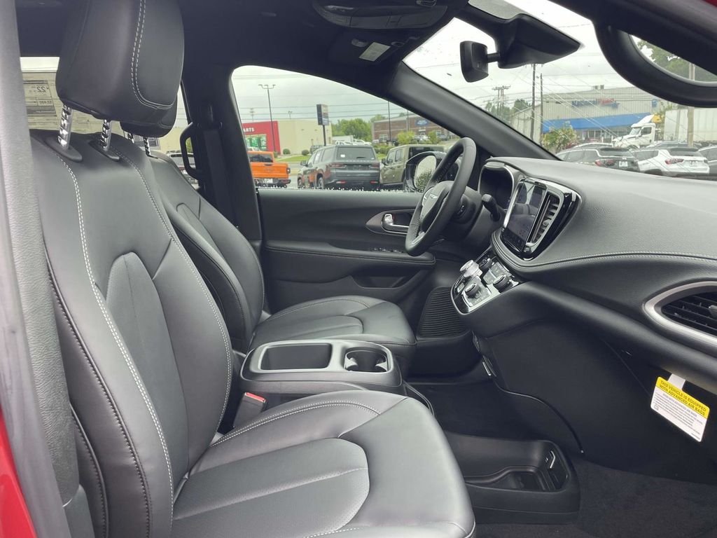 2025 Chrysler Pacifica photo 13