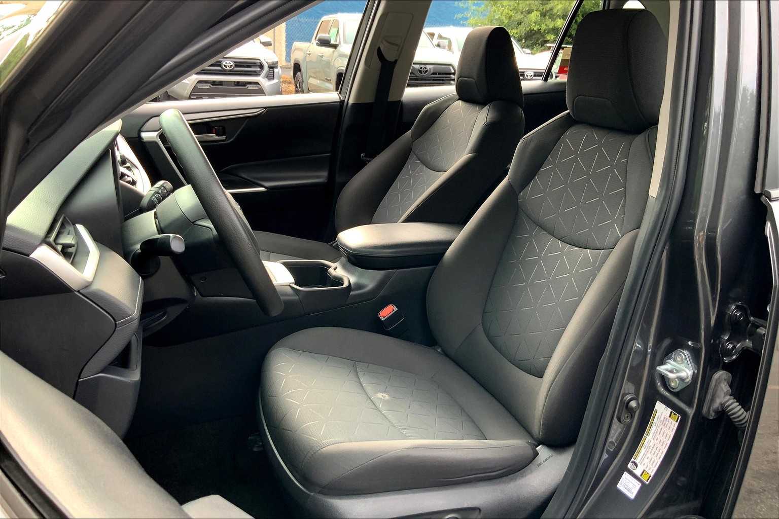 2023 Toyota RAV4 XLE photo 6
