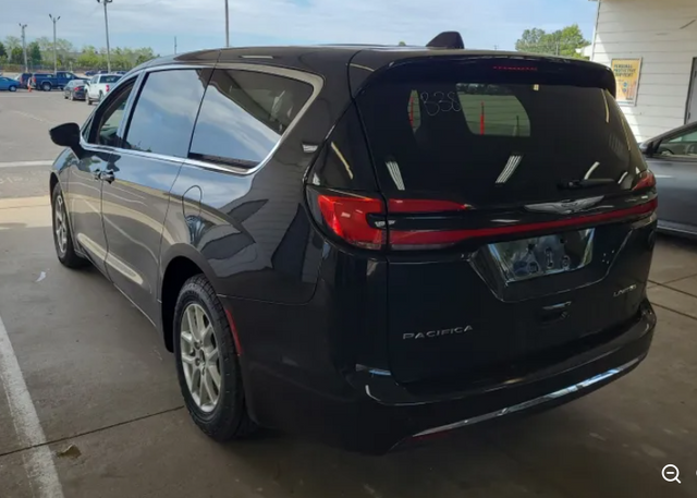 2024 Chrysler Pacifica Limited photo 2
