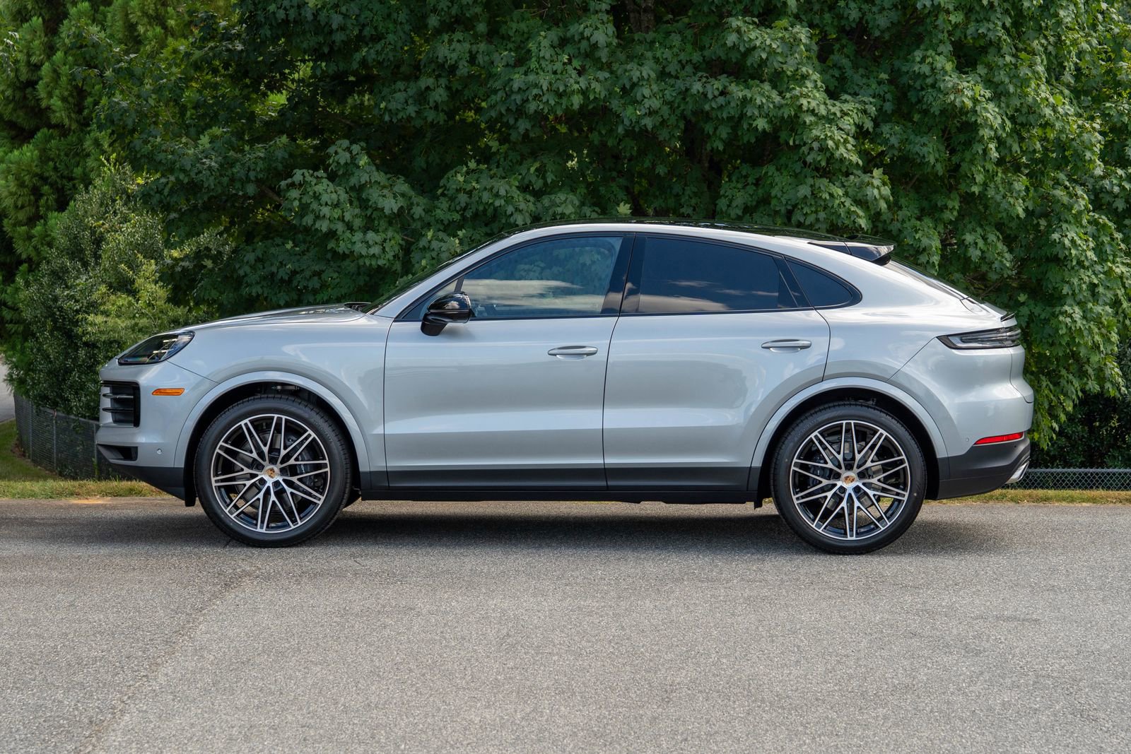 2026 Porsche Cayenne Base photo 2