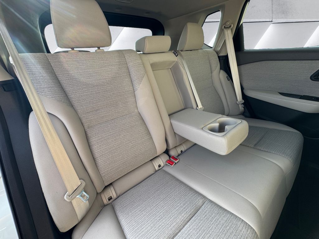 2022 Nissan Rogue SV photo 16