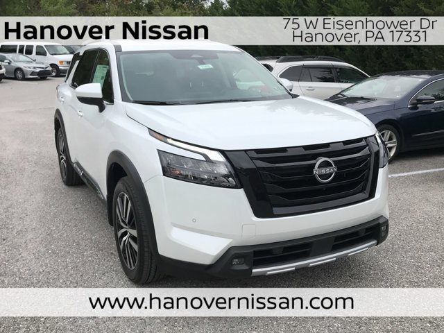 2025 Nissan Pathfinder Platinum's photo