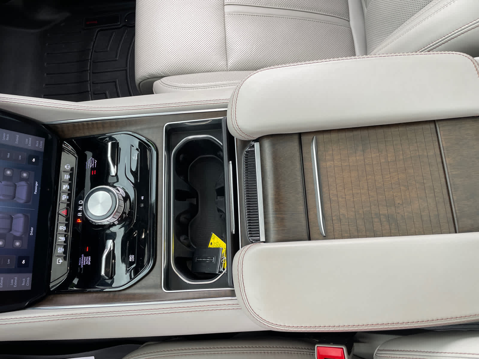 2023 Jeep Grand Wagoneer Base photo 27