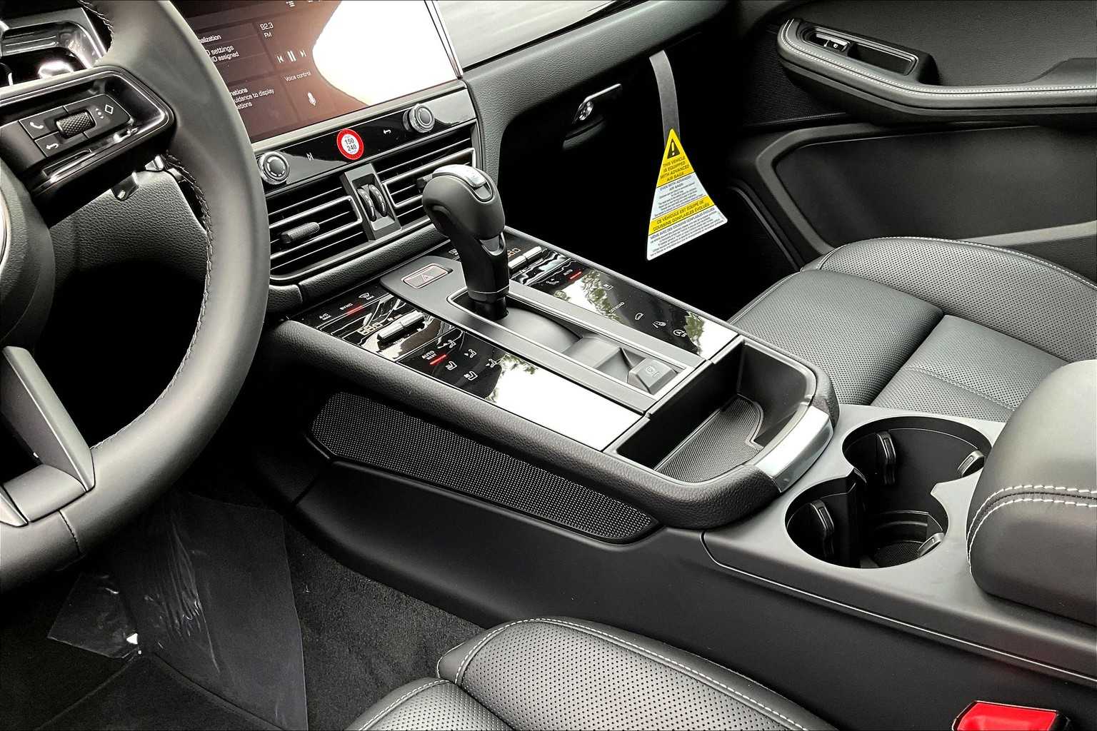 2026 Porsche Macan T photo 16