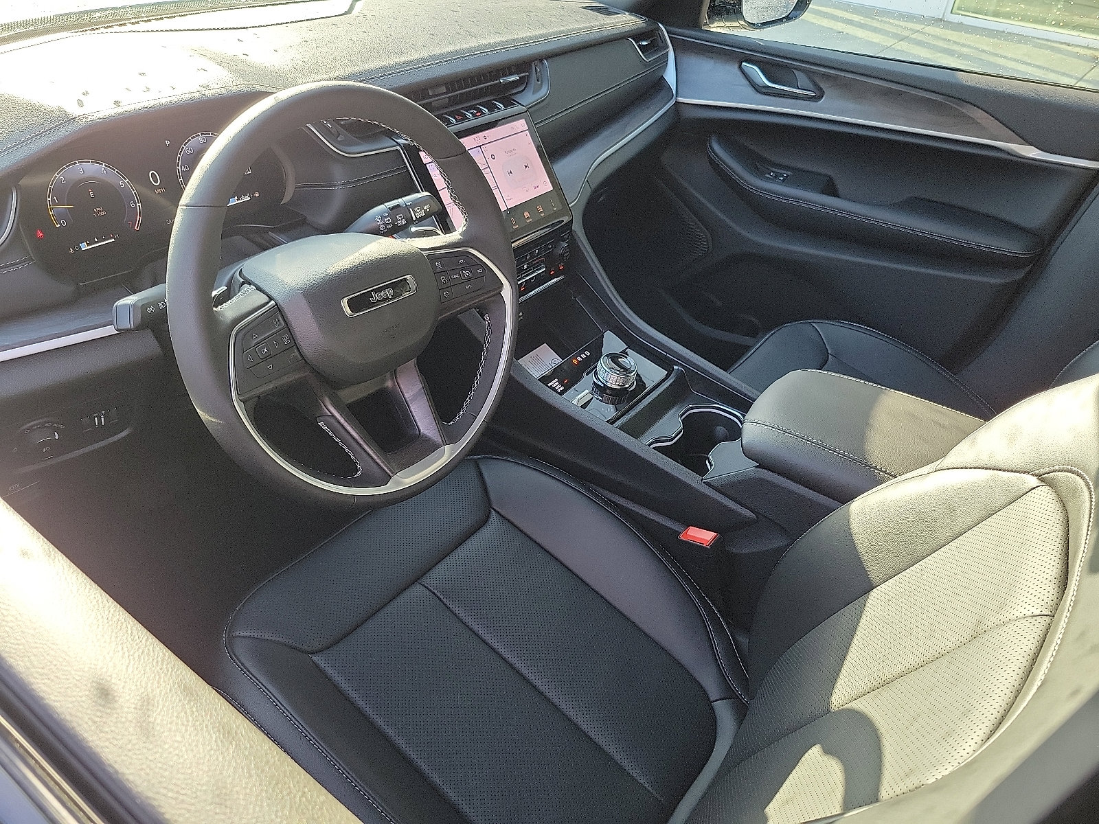 2025 Jeep Grand Cherokee Limited photo 3