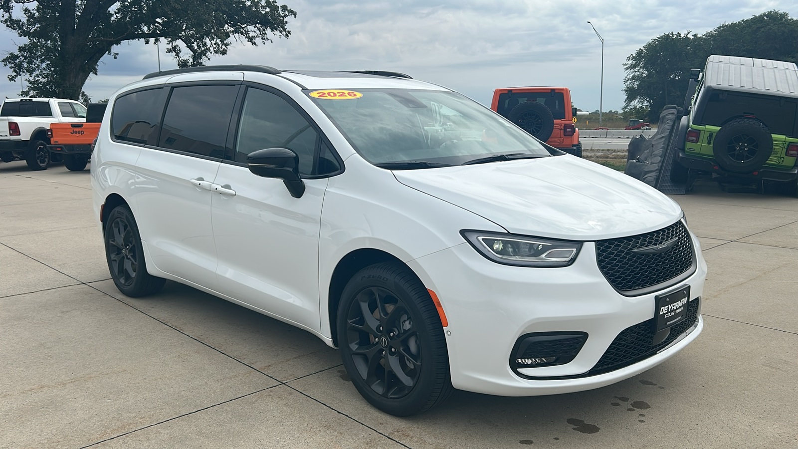 2026 Chrysler Pacifica Limited's photo