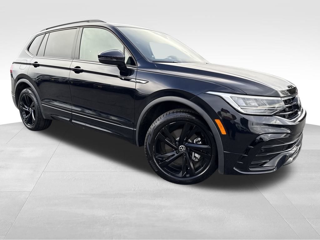 2023 Volkswagen Tiguan SE R-LINE BLACK's photo