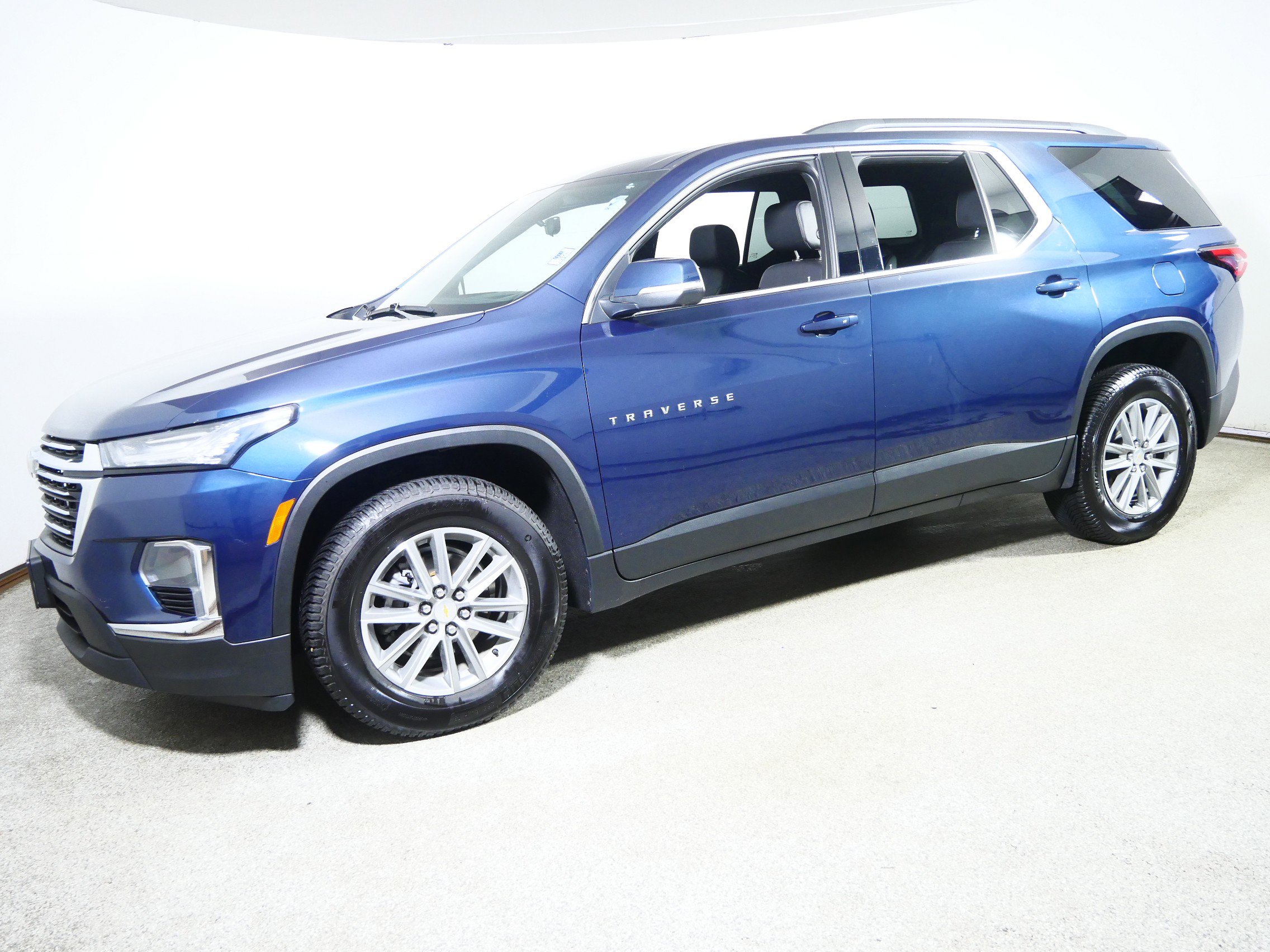 2022 Chevrolet Traverse Leather photo 3