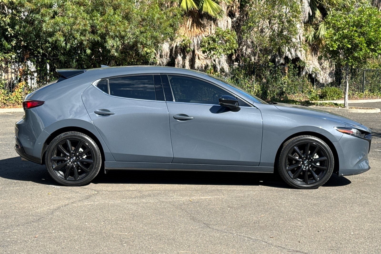 2021 Mazda Mazda3 Premium Plus photo 2