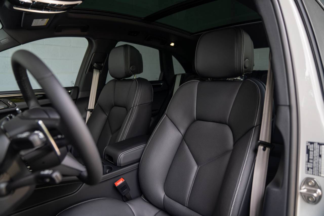 2025 Porsche Macan S photo 5