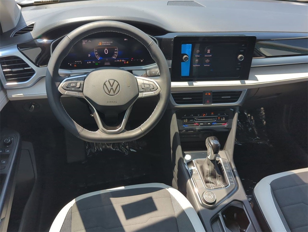 2025 Volkswagen Taos SE photo 18