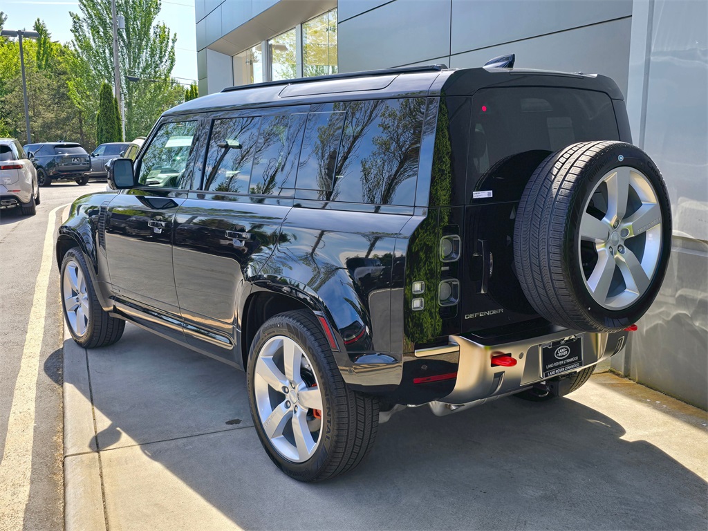 2025 Land Rover Defender 110 photo 4