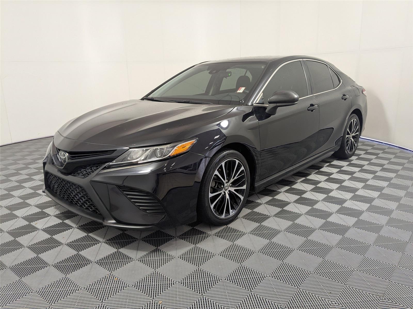 2020 Toyota Camry SE's photo