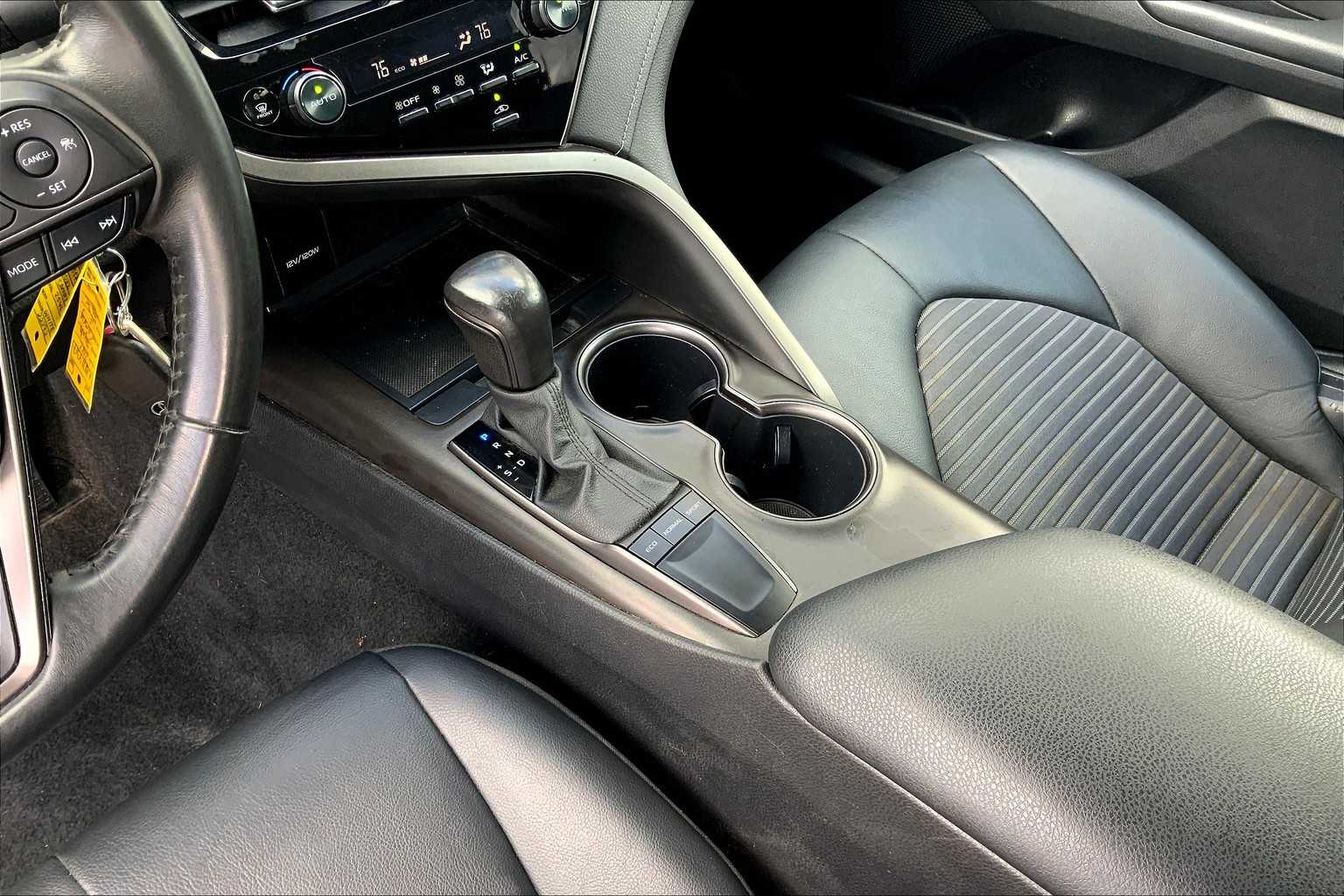 2022 Toyota Camry SE photo 14