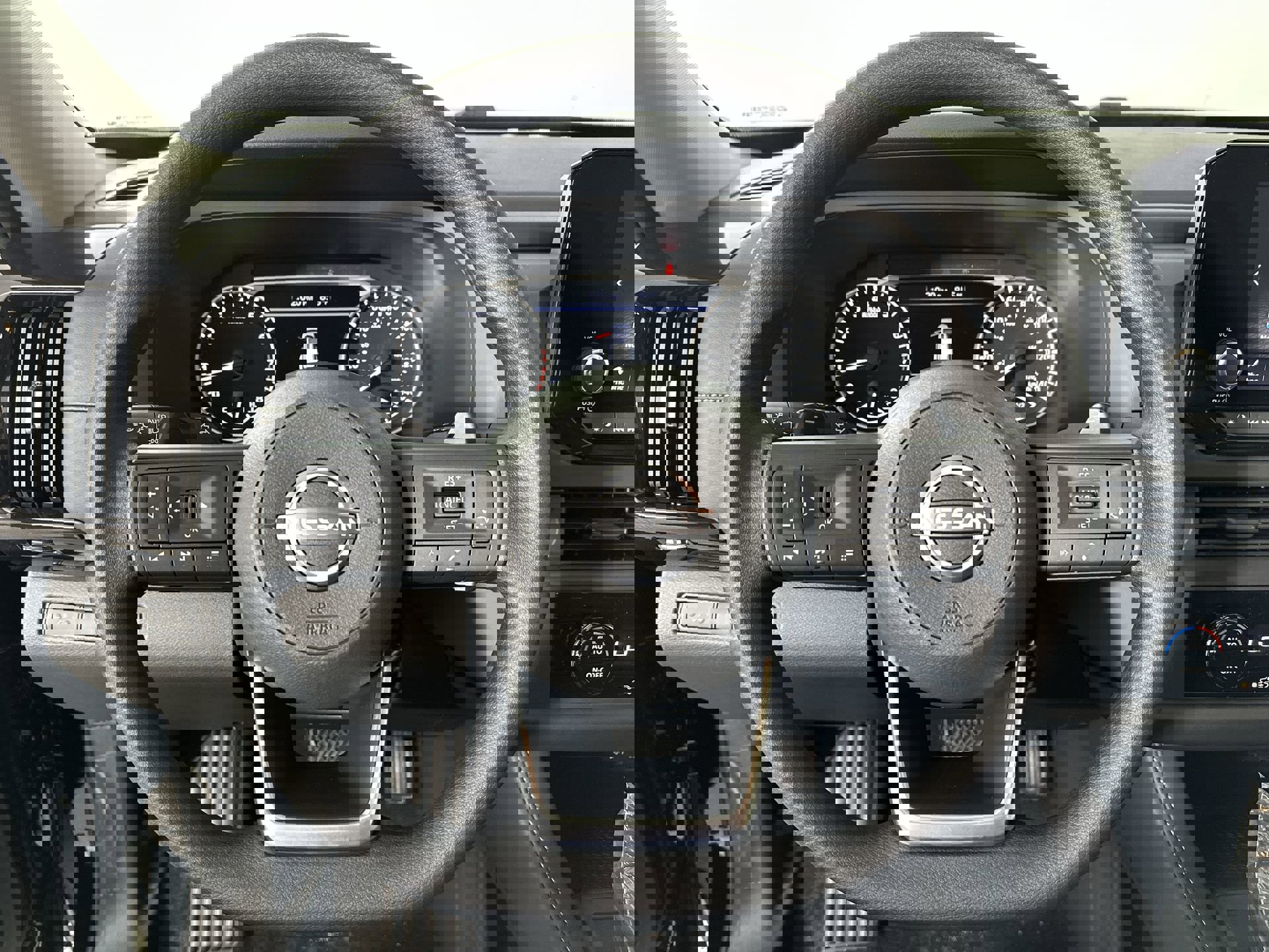 2025 Nissan Pathfinder S photo 10